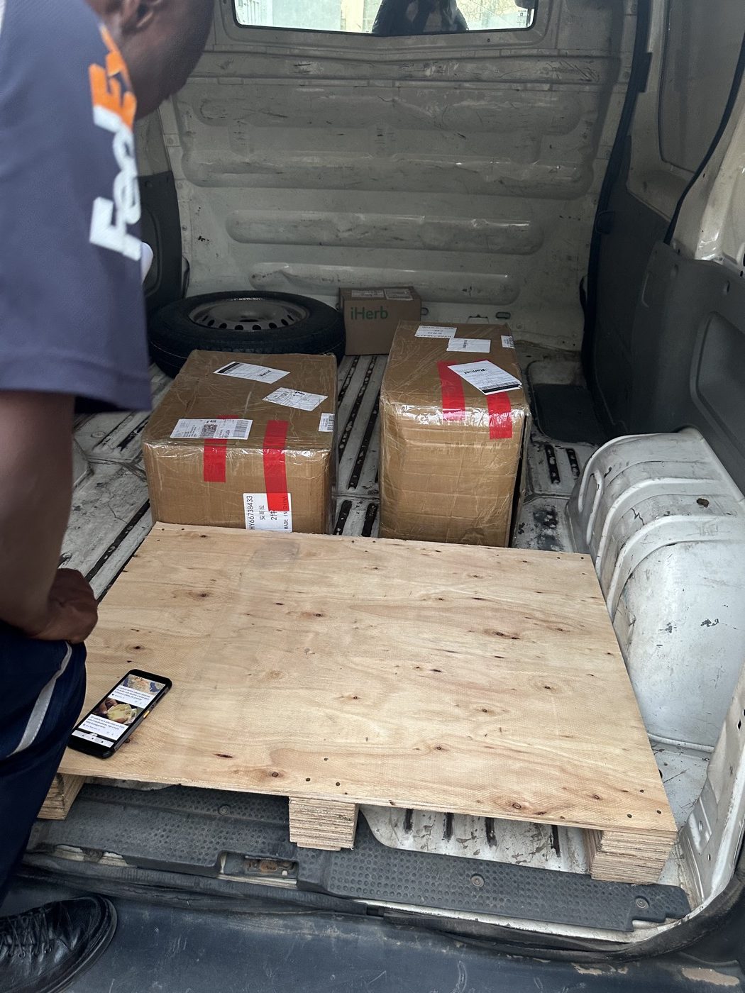Volumes no interior da carrinha de entrega