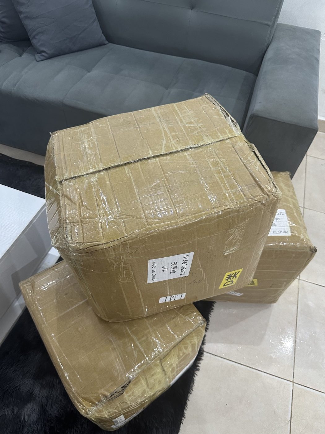Caixas recebidas junto ao sofá
